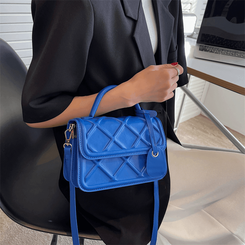 תיק של מעצב צרפתי בגימור טרנדי כובש להופעה נשית בערב וללוק ממגנט - לה איסלה