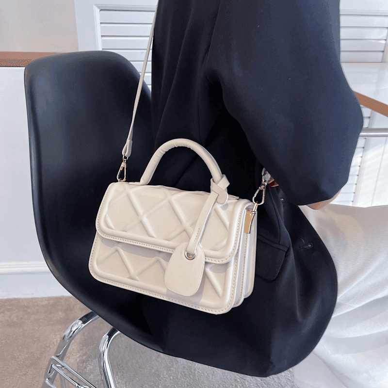 תיק של מעצב צרפתי בגימור טרנדי כובש להופעה נשית בערב וללוק ממגנט - לה איסלה