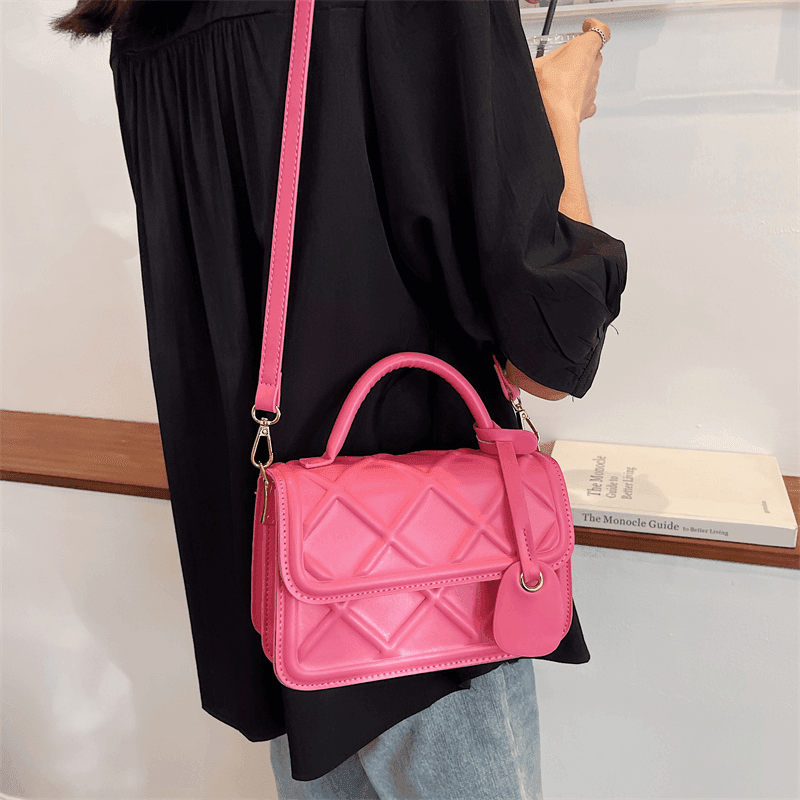 תיק של מעצב צרפתי בגימור טרנדי כובש להופעה נשית בערב וללוק ממגנט - לה איסלה