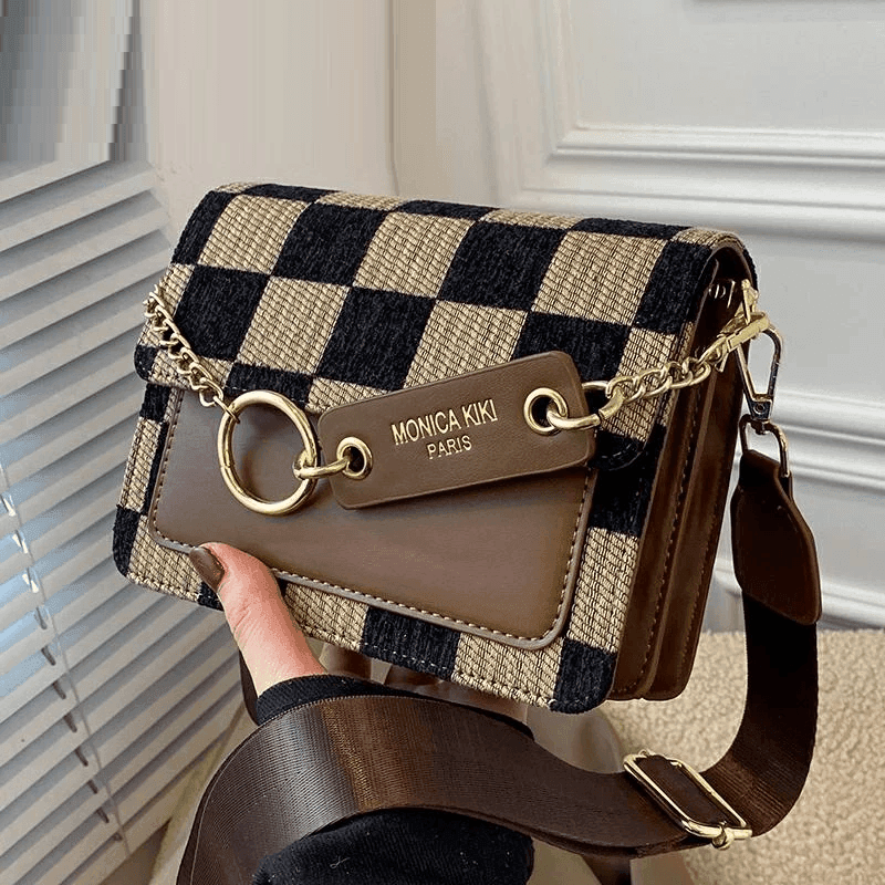 תיק של מעצב איטלקי בגימור מרובעים מיוחד להופעה של אישה שיודעת לתת הופעה - לה איסלה