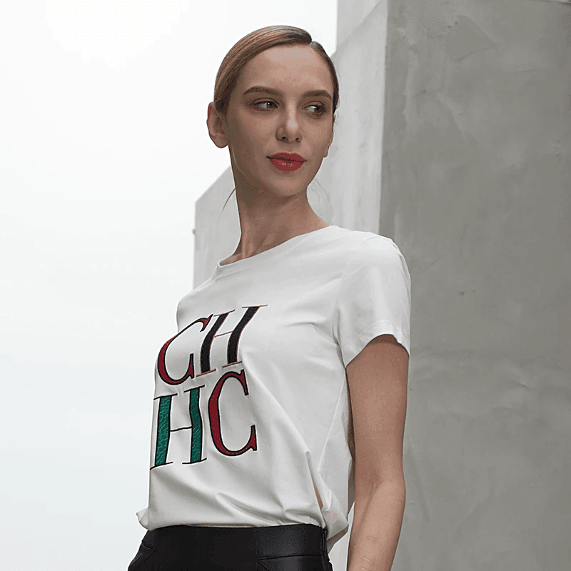 טי שירט ממותגת בסיגנון ספורט אלגנט ללוק שנותן במה לכל הופעה שבא לך - לה איסלה