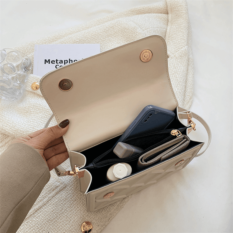 תיק של מעצב צרפתי בגימור טרנדי כובש להופעה נשית בערב וללוק ממגנט - לה איסלה