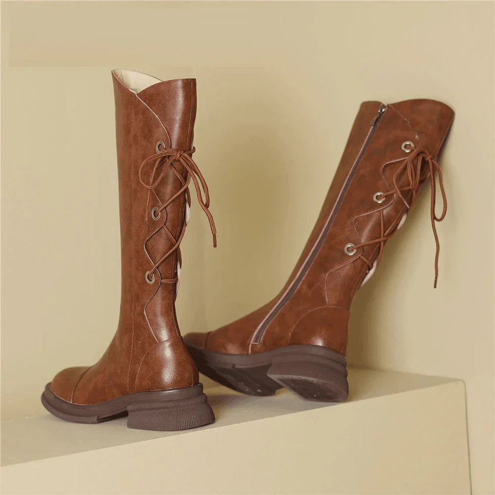 מגפי עור איטלקי בגימור קשירה אופנתי מהפנט להופעה נשית טרנדית בסטייל אירופאי - לה איסלה