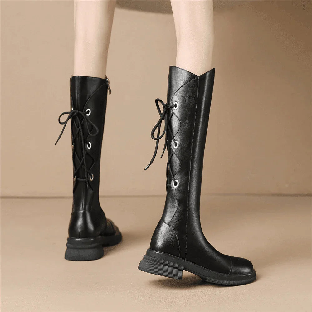 מגפי עור איטלקי בגימור קשירה אופנתי מהפנט להופעה נשית טרנדית בסטייל אירופאי - לה איסלה