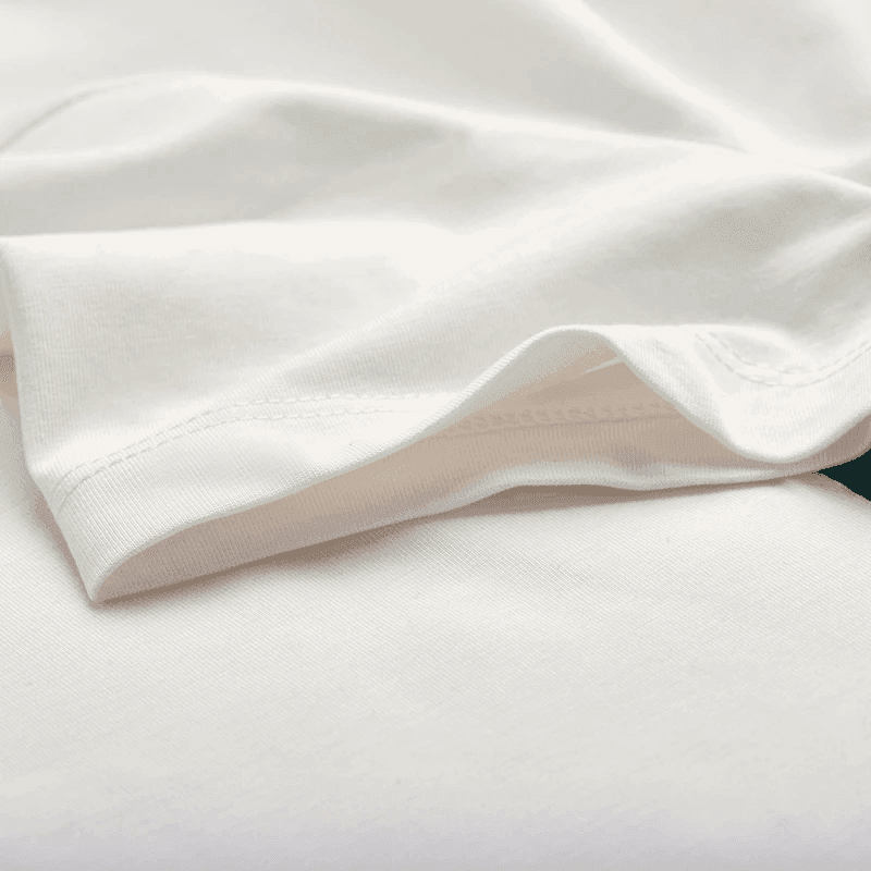 טי שירט ממותגת בסיגנון ספורט אלגנט ללוק שנותן במה לכל הופעה שבא לך - לה איסלה