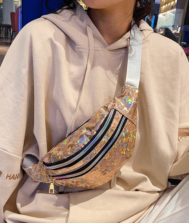 פאוץ נשי לנשיאה של דברים אישיים בגיזרה קלילה ונוצצת בסגינון מטאלי ללוק קייצי בולט - לה איסלה