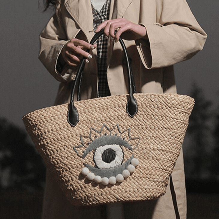 תיק קש של מעצב ישראלי נגד 'עין הרע' להופעה של אישה שמפגינה תעוזה עוצמתית - לה איסלה