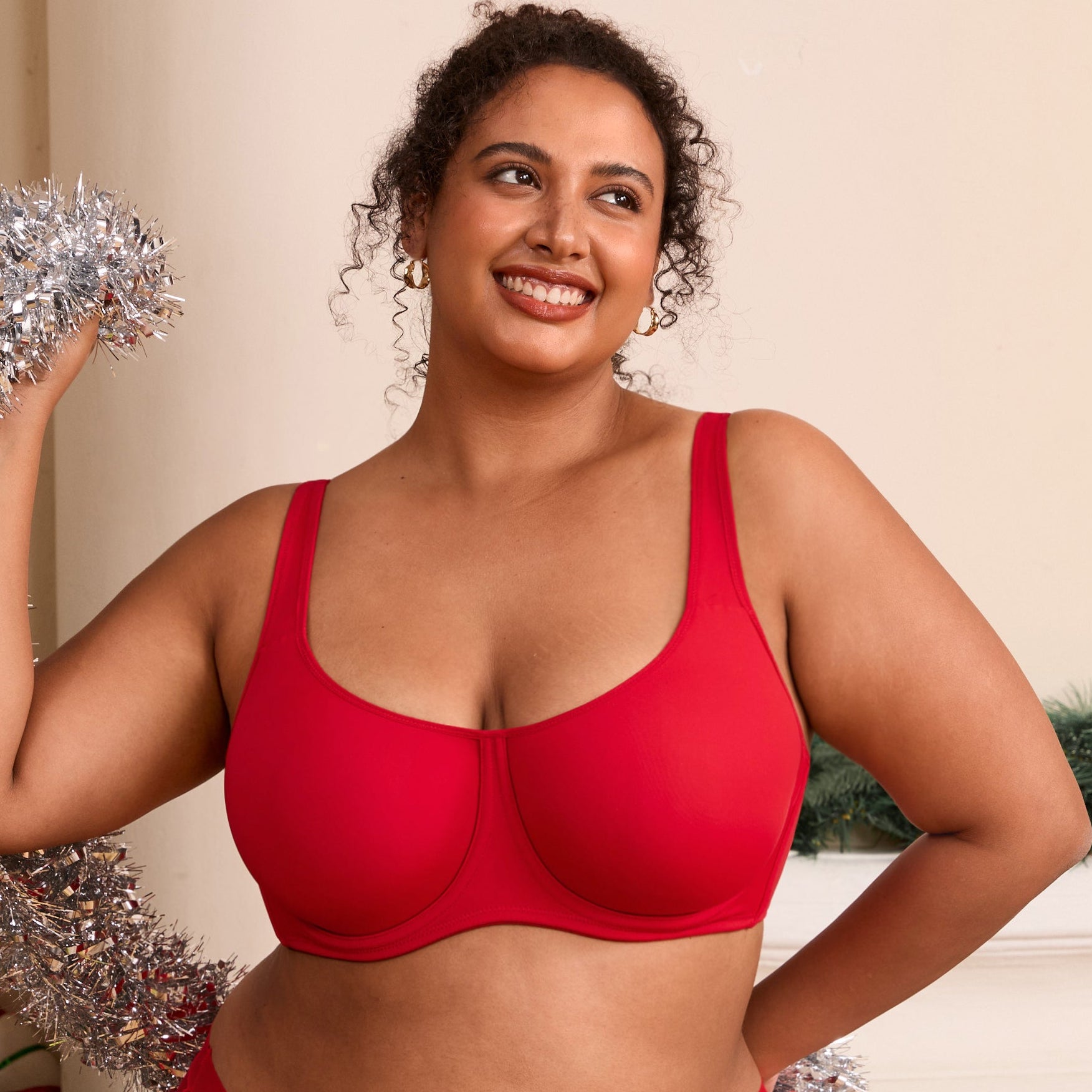 חזיית עצם חגיגית לאישה עם נוכחות כריזמתית