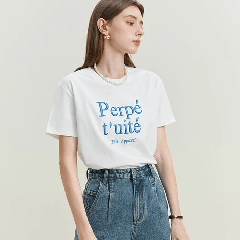 חולצת טריקו מושקעת בהדפס ריקמה של מעצב צרפתי ללוק נשי חזק ולא מתאמץ - לה איסלה 