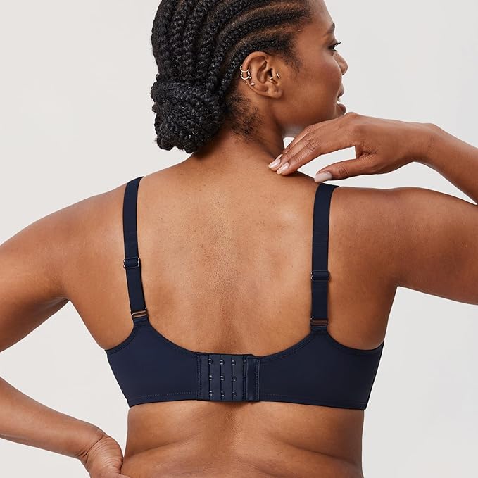 חזיית עצם חגיגית לאישה עם נוכחות כריזמתית