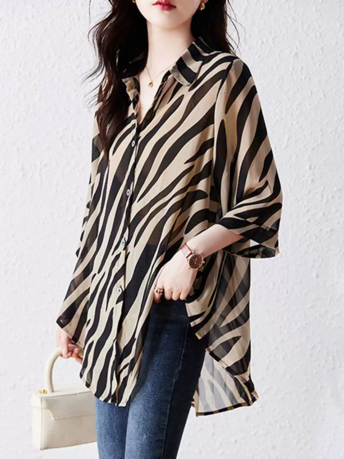 חולצת אוברסייז בגיזרה מיוחדת ללוק מ-ש-ג-ע