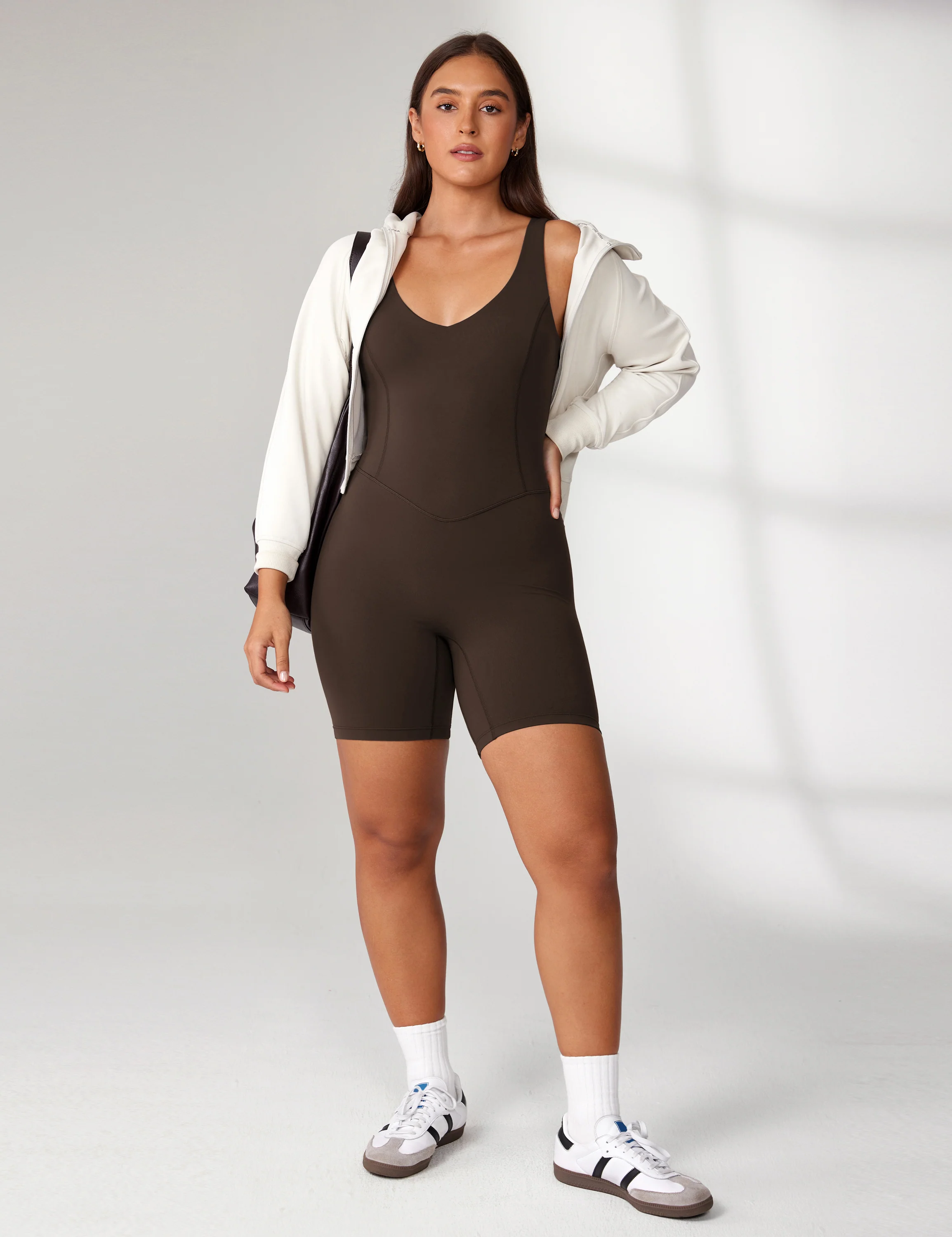 אוברול מחטב בגימור נושם שעוטף את הגוף לפעילות ספורטיבית וגם ליום יום