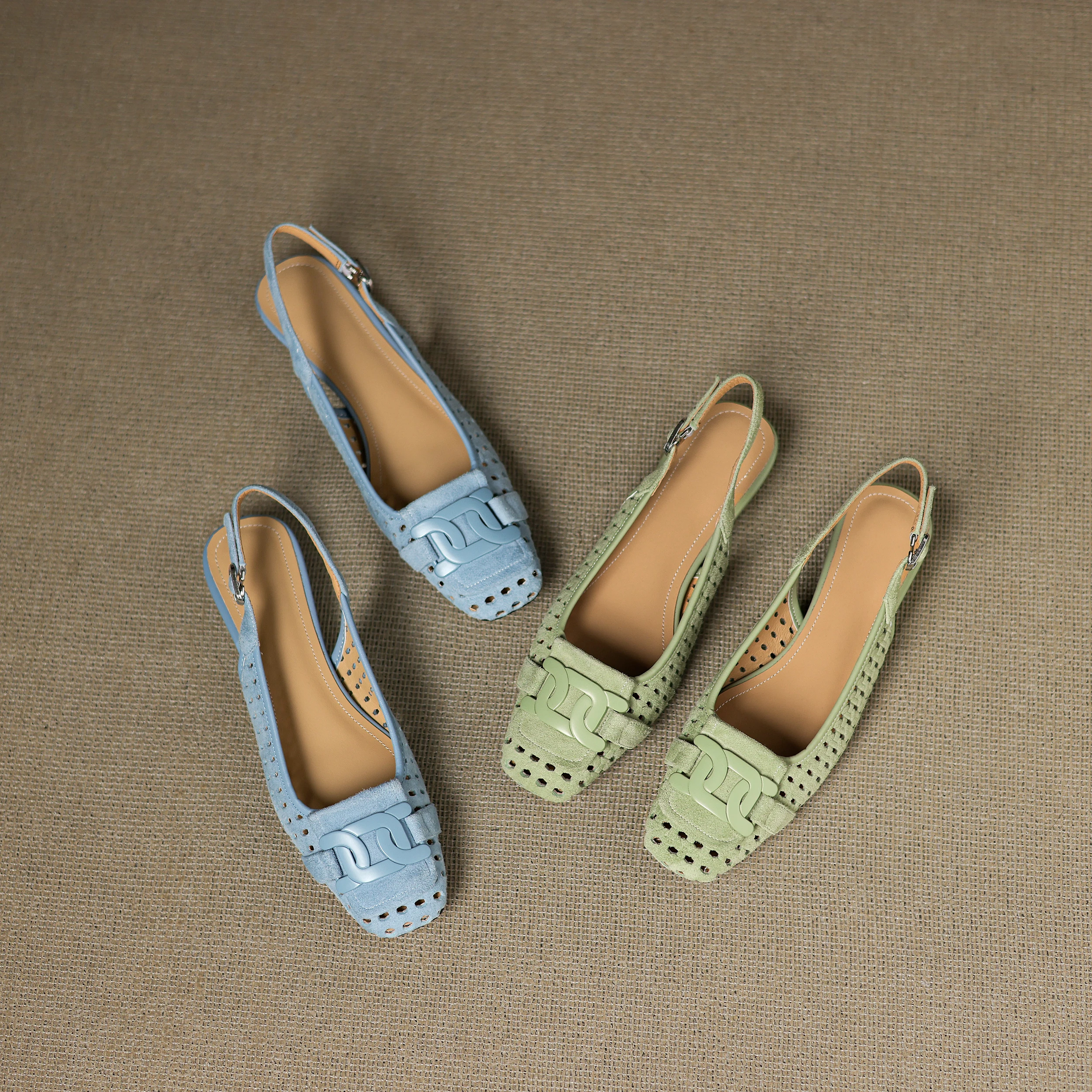 סנדל סגור של מעצב מספרד בגימור זמש איכותי ללוק נשי עדין