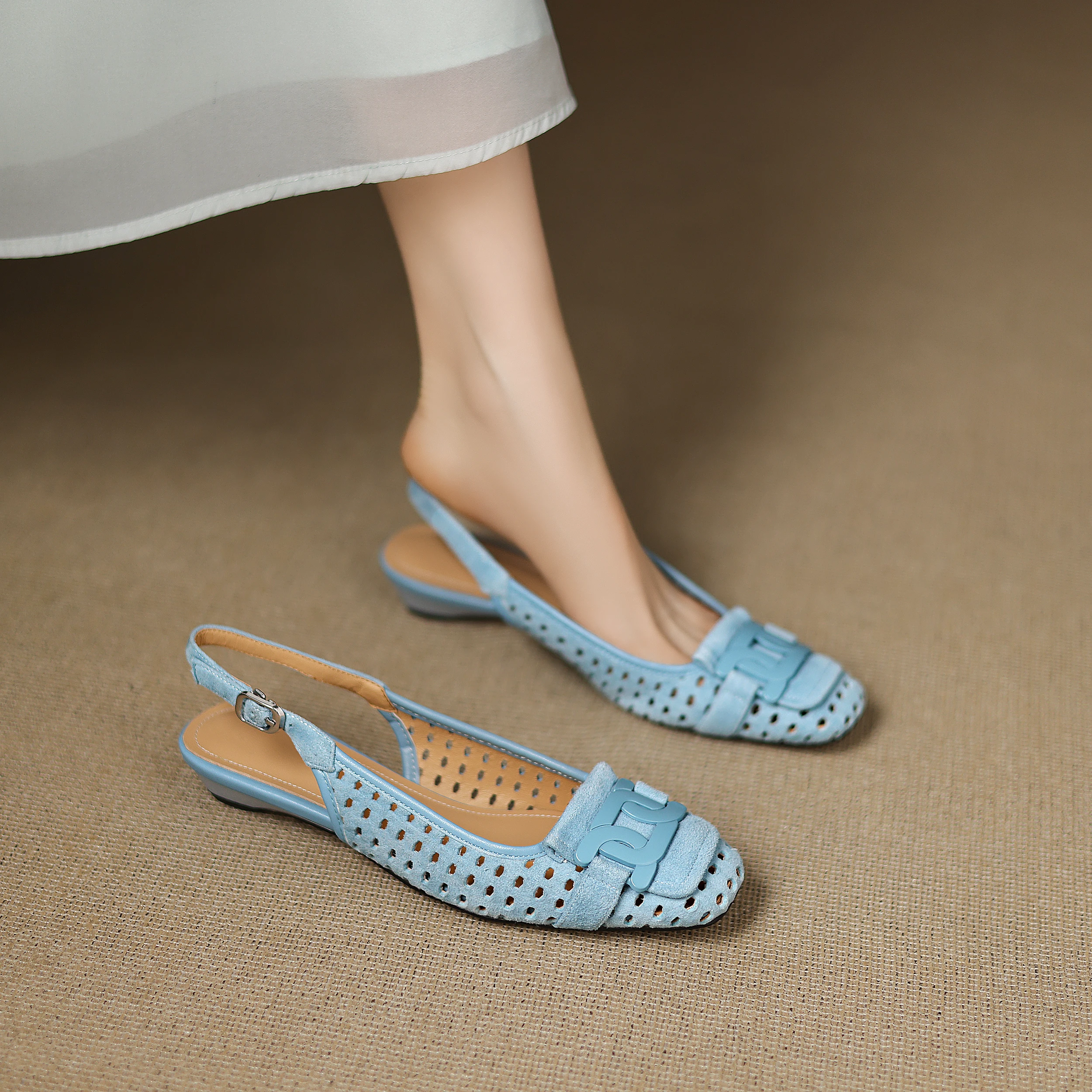 סנדל סגור של מעצב מספרד בגימור זמש איכותי ללוק נשי עדין