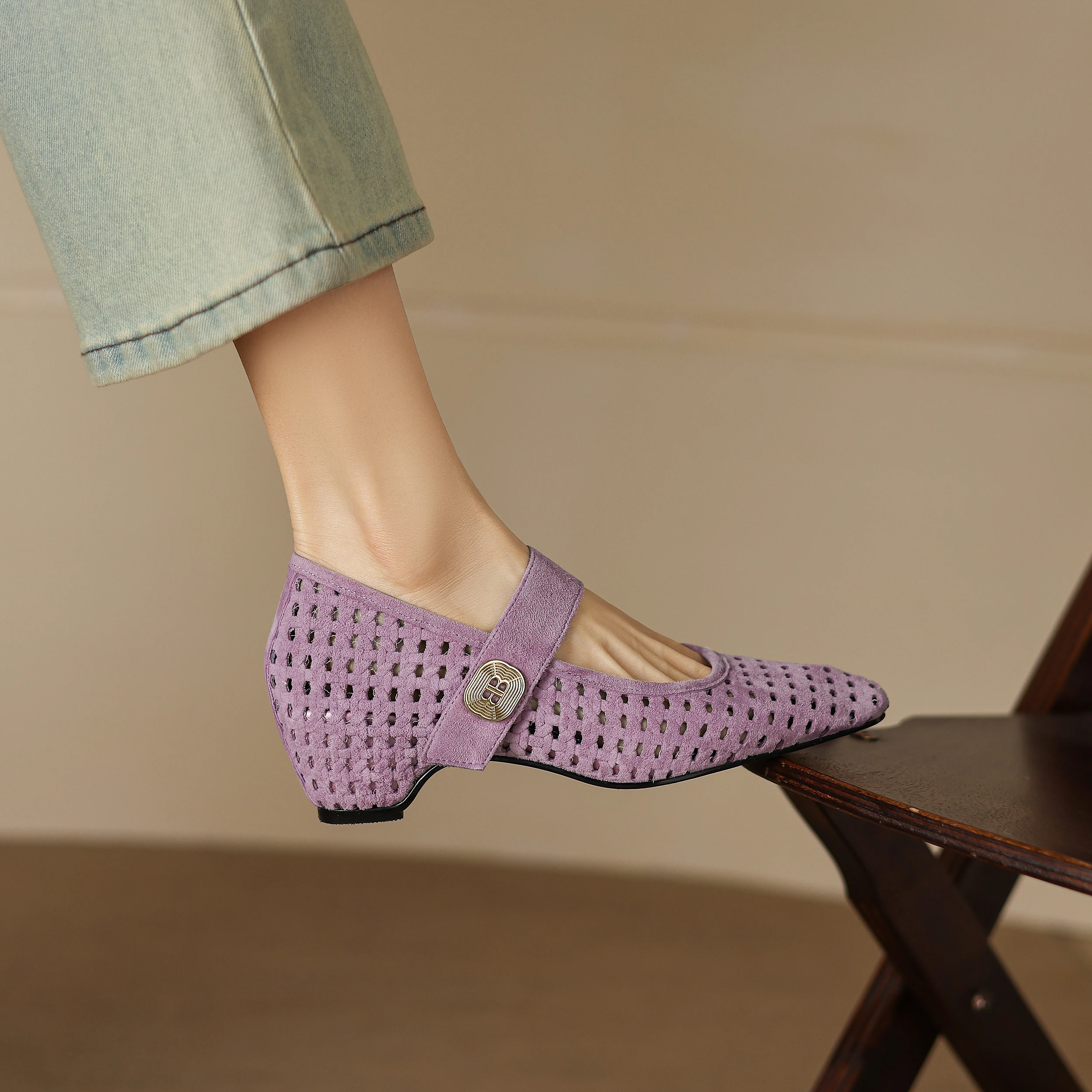 סנדל סגור בעקב סקי משגע ללוק נשי קייצי ולהופעה מרתקת שלך