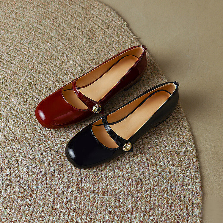 נעל בובה מצרפת בגימור לקה מבריק להופעה נשית מהפנטת וללוק ייחודי