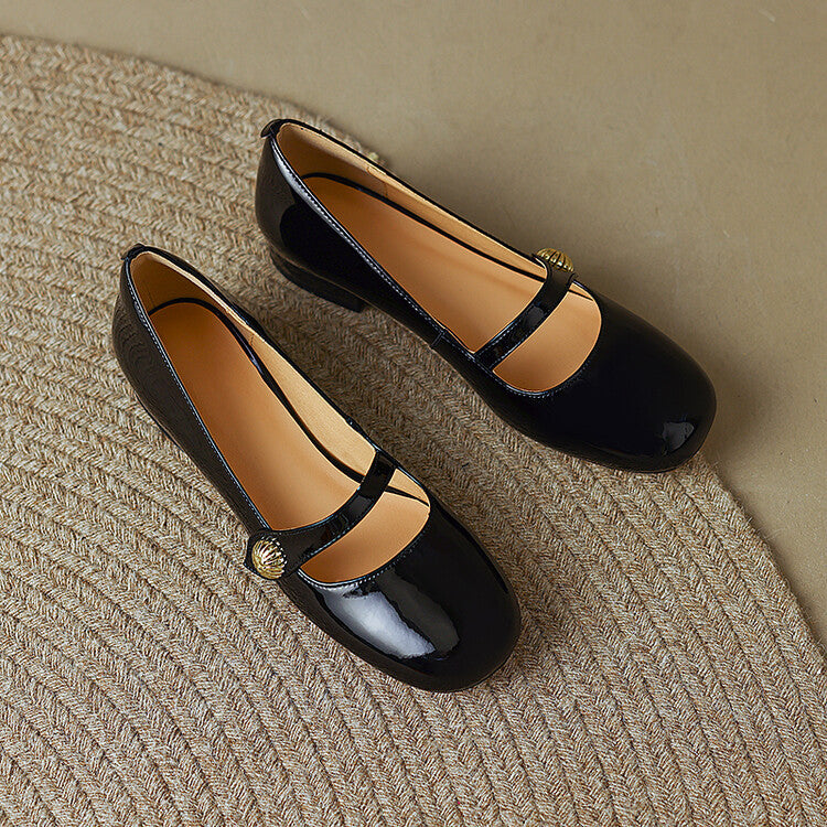 נעל בובה מצרפת בגימור לקה מבריק להופעה נשית מהפנטת וללוק ייחודי