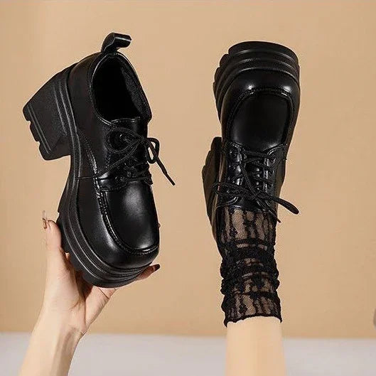 נעל פלטפורמה איטלקית בגימור מבריק ללוק נשי סוחף ולהופעה כריזמתית שלך