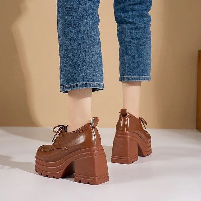 נעל פלטפורמה איטלקית בגימור מבריק ללוק נשי סוחף ולהופעה כריזמתית שלך