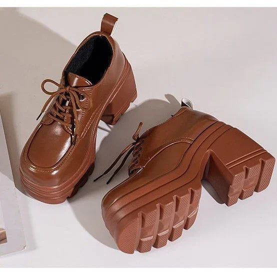 נעל פלטפורמה איטלקית בגימור מבריק ללוק נשי סוחף ולהופעה כריזמתית שלך