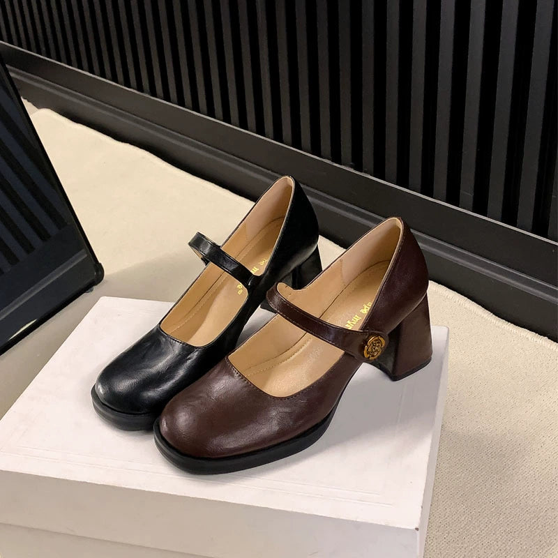 נעלי בובה מרהיבות בסטייל רטרו של פעם להופעה נשית שוברת מוסכמות וללוק מושקע