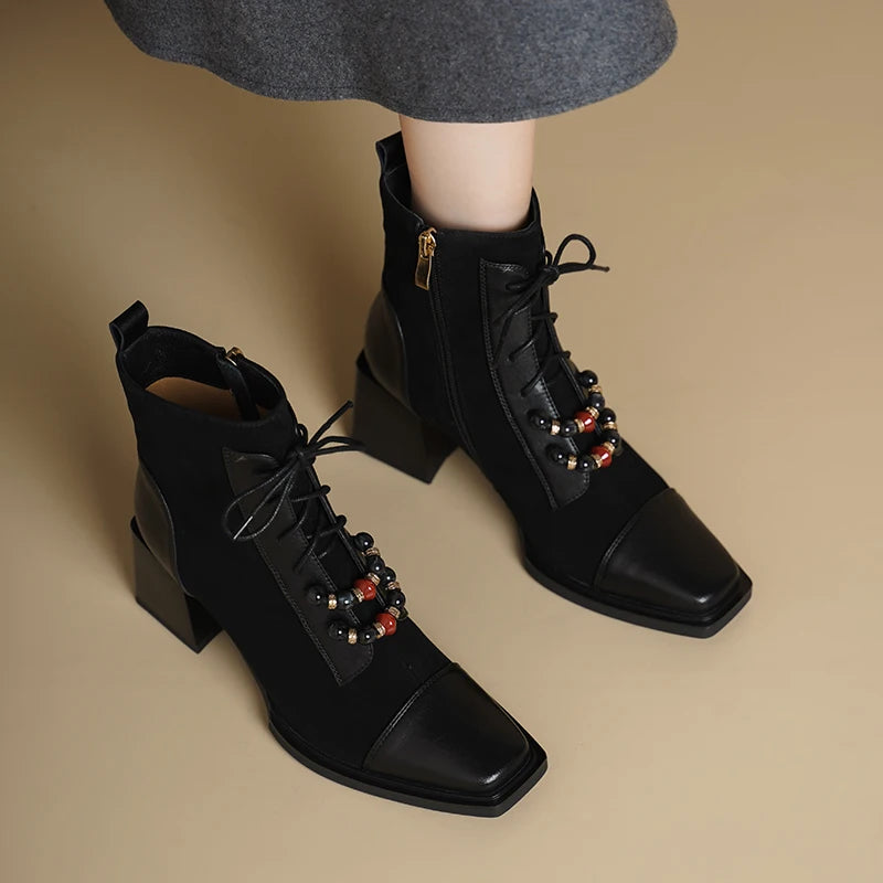 מגפון עור מטריף מאיטליה בשילוב חרוזים אתניים ללוק של אישה סוחפת