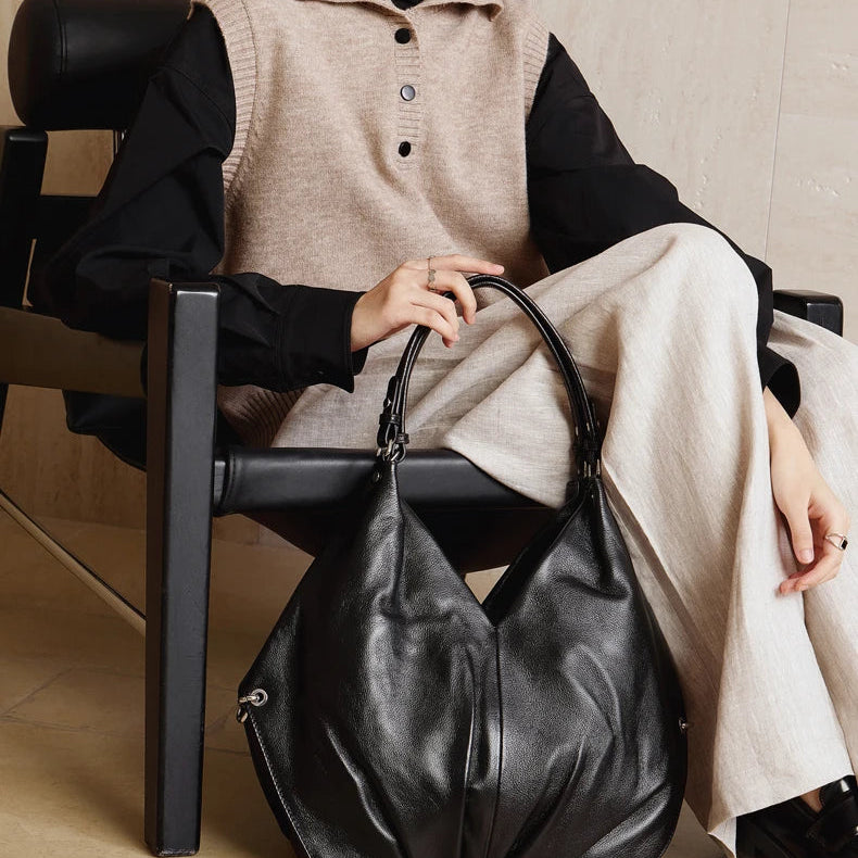 תיק עור מקוריאה בגימור אותנטי משבח ללוק של אישה שמושכת תשומת לב