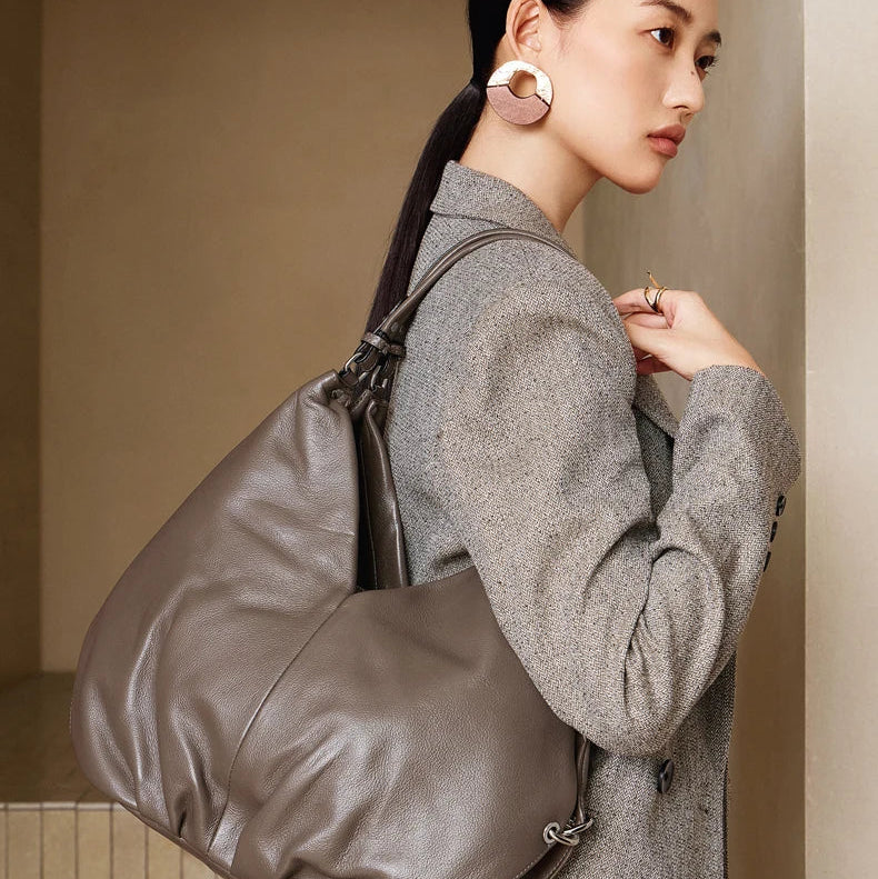 תיק עור מקוריאה בגימור אותנטי משבח ללוק של אישה שמושכת תשומת לב