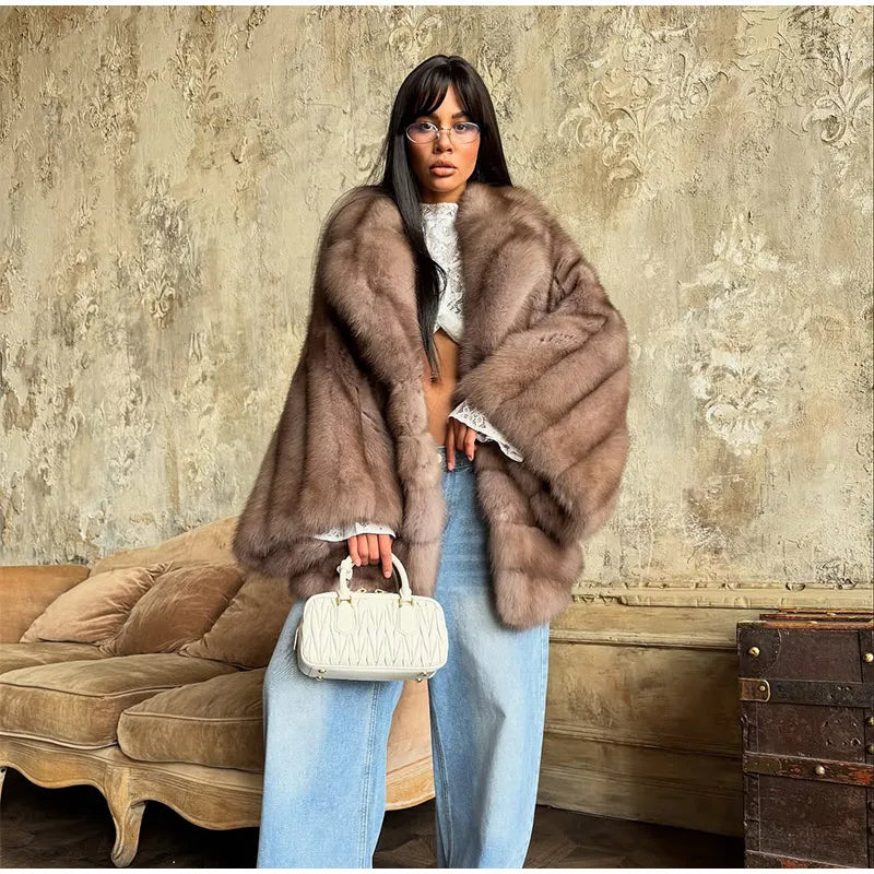 מעיל פרווה מהפנט ממילאנו בגימור אופנתי מחמם להופעה נשית מרתקת