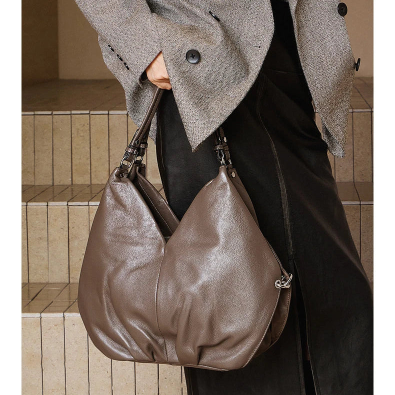 תיק עור מקוריאה בגימור אותנטי משבח ללוק של אישה שמושכת תשומת לב