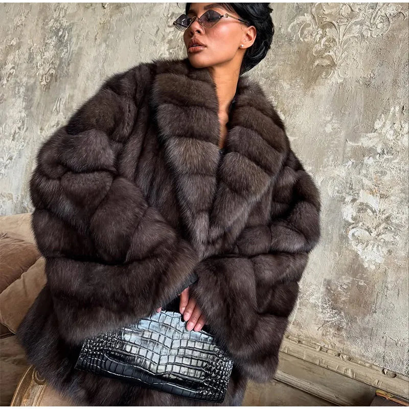 מעיל פרווה מהפנט ממילאנו בגימור אופנתי מחמם להופעה נשית מרתקת