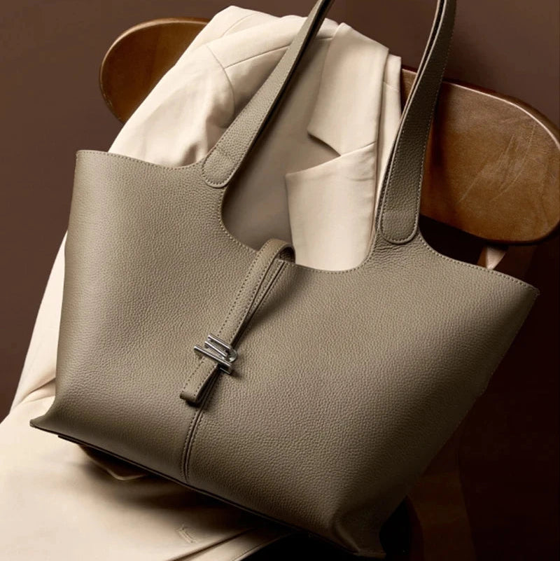 תיק עור מהמם בגימור נשי יוקרתי להופעה של אישה שמשדרת ביטחון