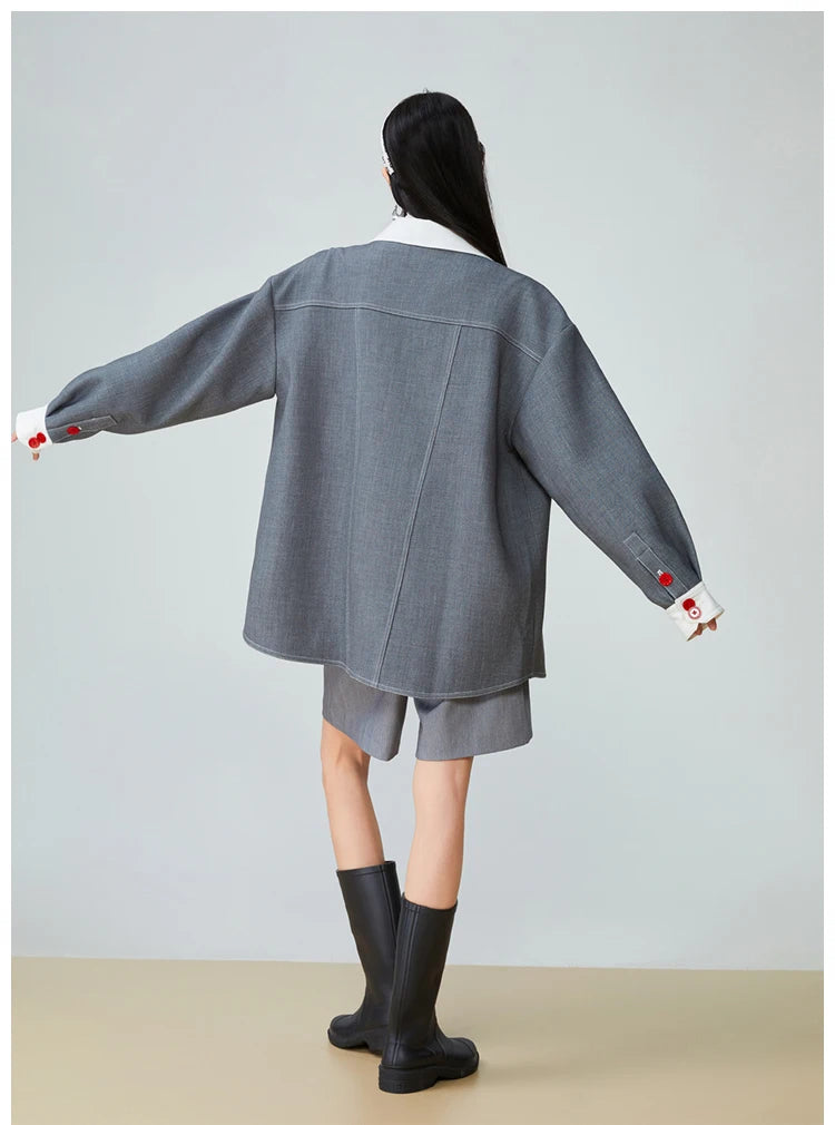 ג'קט אוברסייז אופנתי ממילאנו בגימור כפתורים אדומים ללוק אטרקטיבי מושך