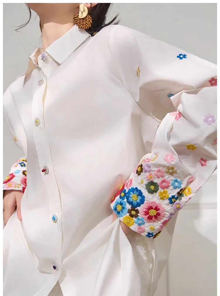 מכופתרת אוברסייז לבנה בגימור רקמת פרחים אביבית משגעת ללוק נשי כובש