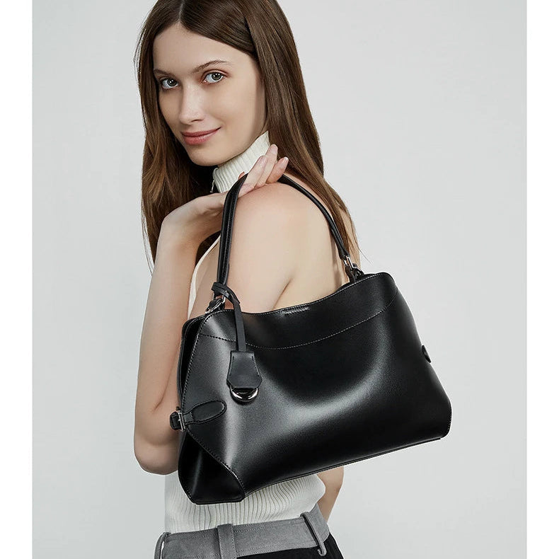 תיק עור מקורי של מעצב איטלקי לנשיאה על הכתף או ביד ללוק נשי חזק