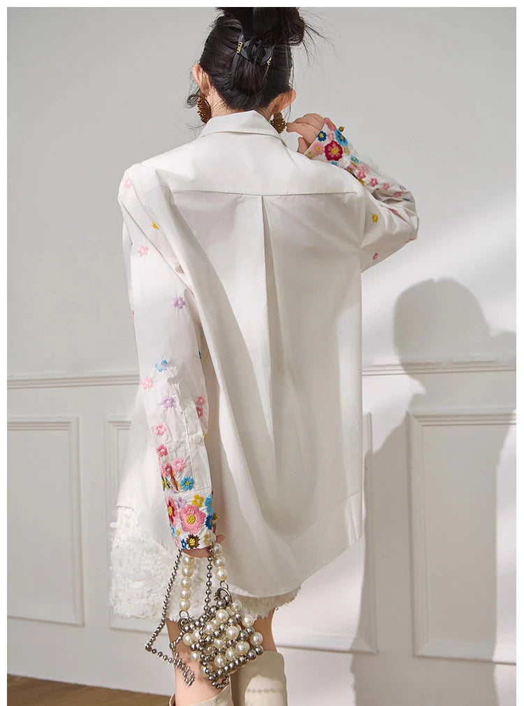 מכופתרת אוברסייז לבנה בגימור רקמת פרחים אביבית משגעת ללוק נשי כובש