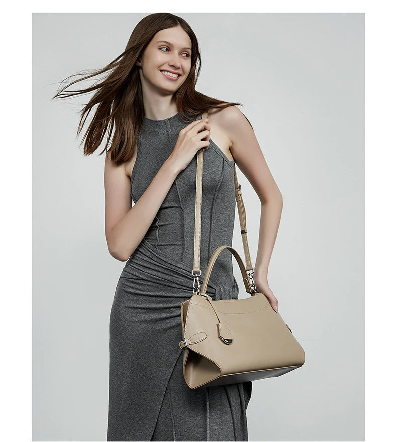 תיק עור מקורי של מעצב איטלקי לנשיאה על הכתף או ביד ללוק נשי חזק