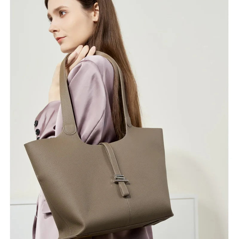 תיק עור מהמם בגימור נשי יוקרתי להופעה של אישה שמשדרת ביטחון