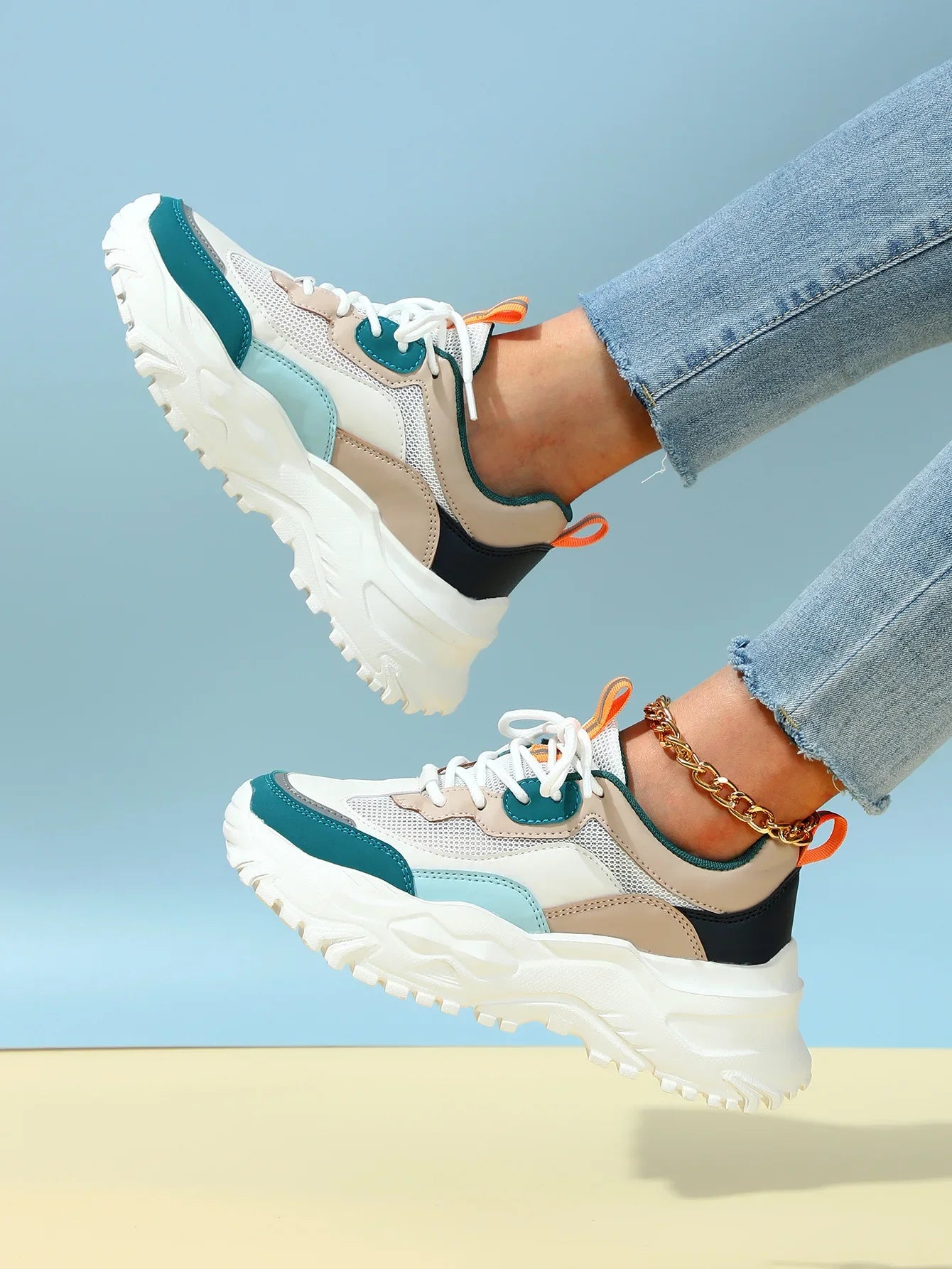 סניקרס פלטפורמה מרהיבות של מעצב איטלקי בגימור צבעוני מסקרן להופעה ממגנטת