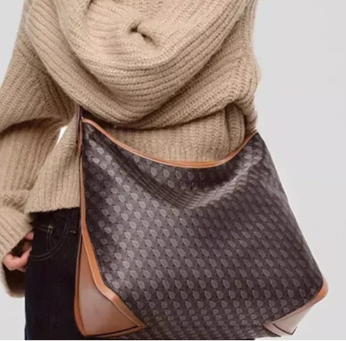 תיק עור יוקרתי בגיזרה נשית אלגנטית ואופנתיתמחולק לתאים נפרדים להופעה מקסימה