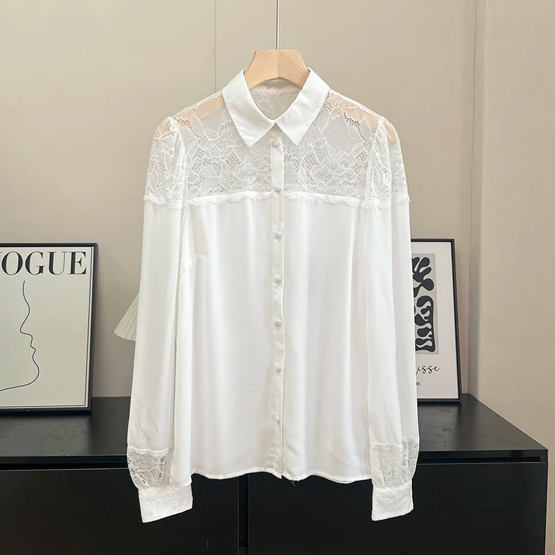 חולצה מכופתרת בסיגנון רך ומזמין בשילוב תחרה להופעה נשית כריזמתית