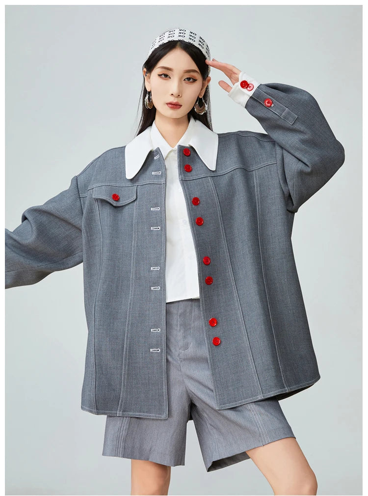 ג'קט אוברסייז אופנתי ממילאנו בגימור כפתורים אדומים ללוק אטרקטיבי מושך