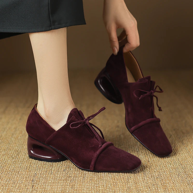 מוקסין זמש של מעצב ספרדי בחיתוך נשי מעוצב להופעה נשית מרתקת