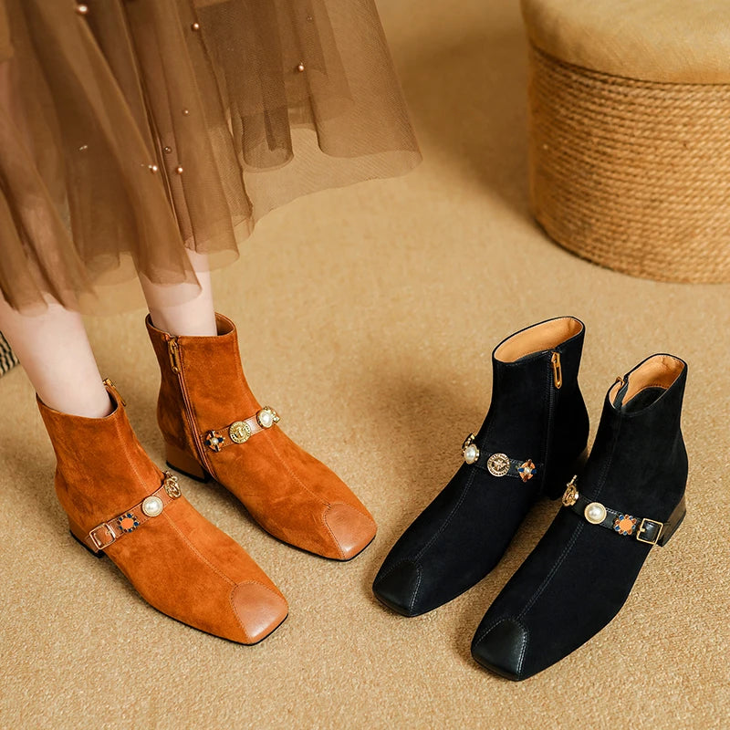 מגפון זמש היסטרי בגימור תכשיט מעוצב ללוק של ערב נוצץ וללוק של אישה מנצחת