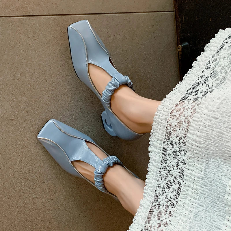 סנדל עור מהמם בגימור עקב נשי אופנתי להופעה של אישה מדוייקת