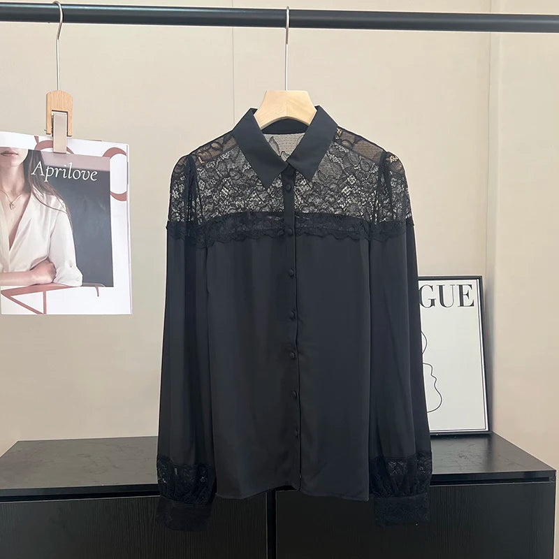 חולצה מכופתרת בסיגנון רך ומזמין בשילוב תחרה להופעה נשית כריזמתית