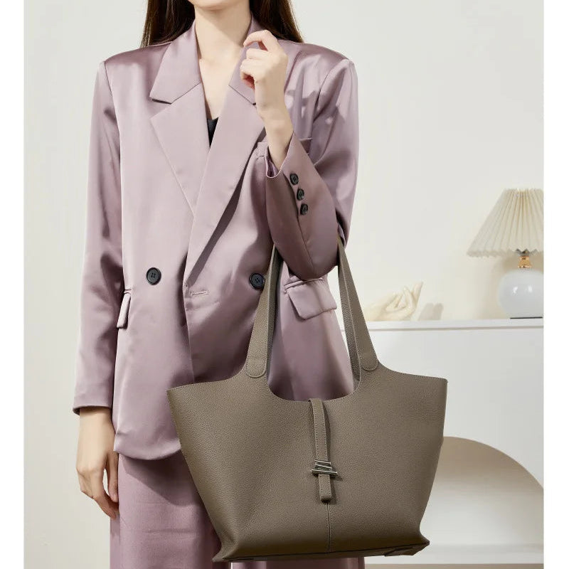 תיק עור מהמם בגימור נשי יוקרתי להופעה של אישה שמשדרת ביטחון