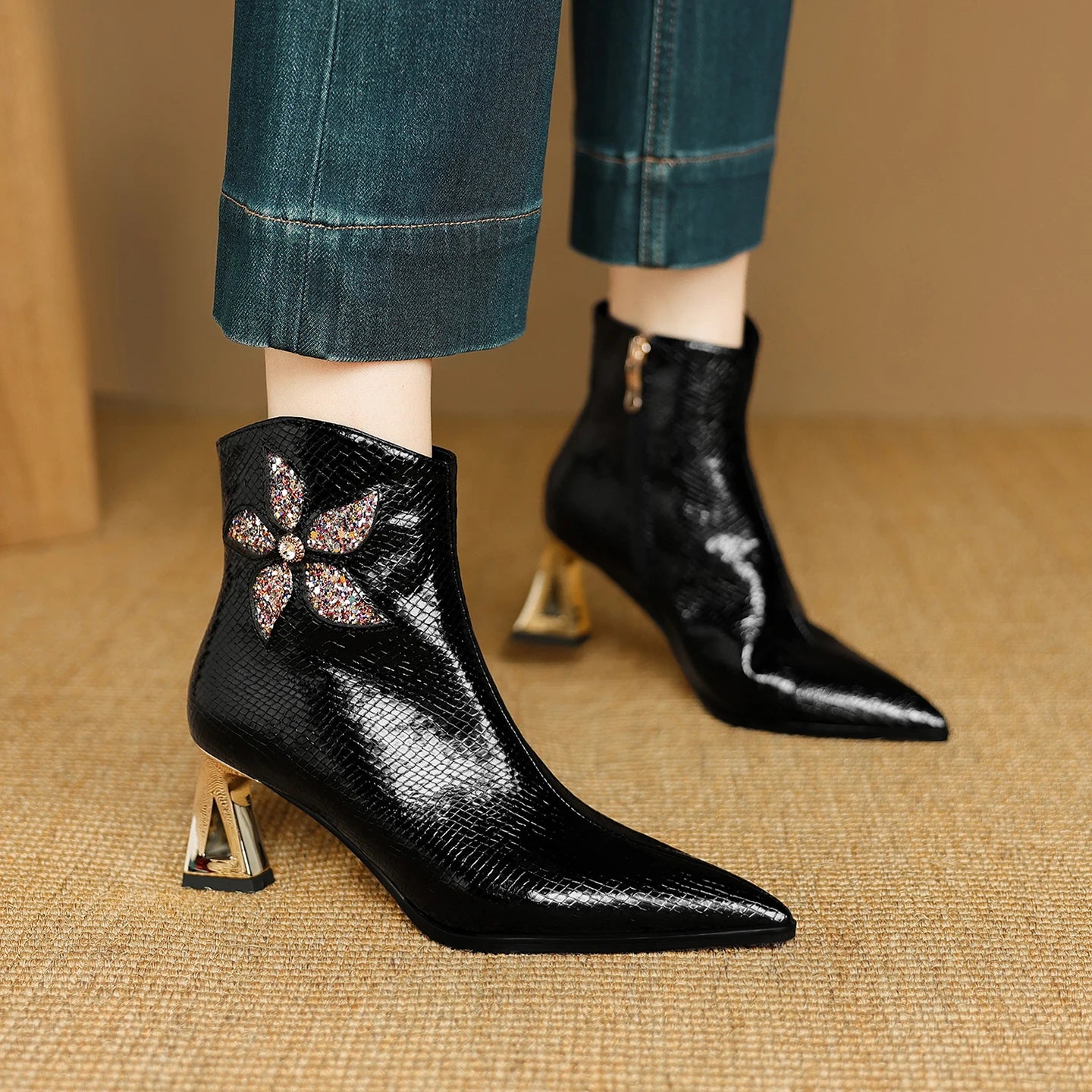 מגפון עור מנוחש בשילוב עיטור פרח נוצץ ללוק יוקרתי ולהופעה מעצימה