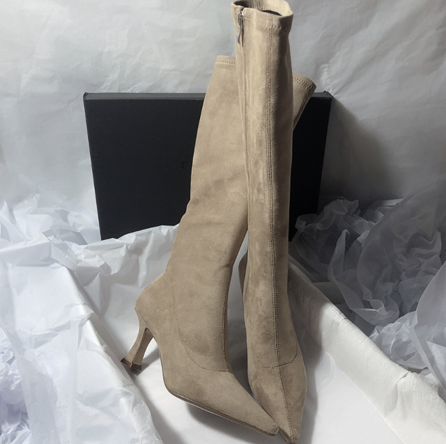 מגפי שפיץ בגימור צמוד וחתיכי להופעה של אישה נועזת וללוק שתמיד תרצי לחזור אליו