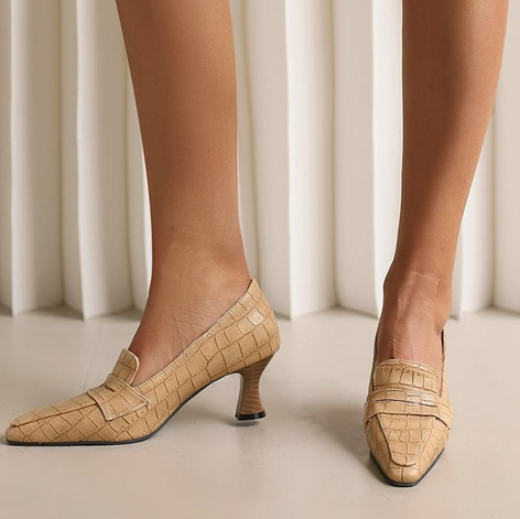 נעלי עקב רטרו מדליקות בגימור נשי מנוחש להופעה מרהיבה וללוק מכובד ויוקרתי